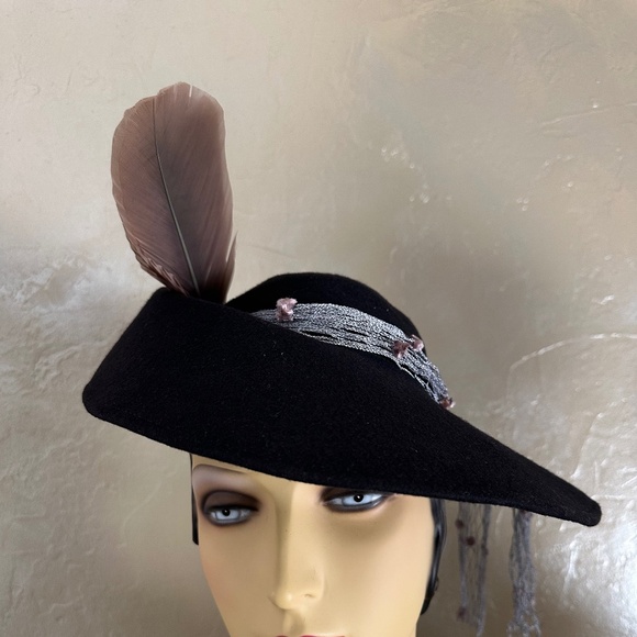 IMPRESSIVE 1940s\' BLACK FELT FOLDED WIDE BRIM HAT + FEATHER + DOTTED VEIL main image 9